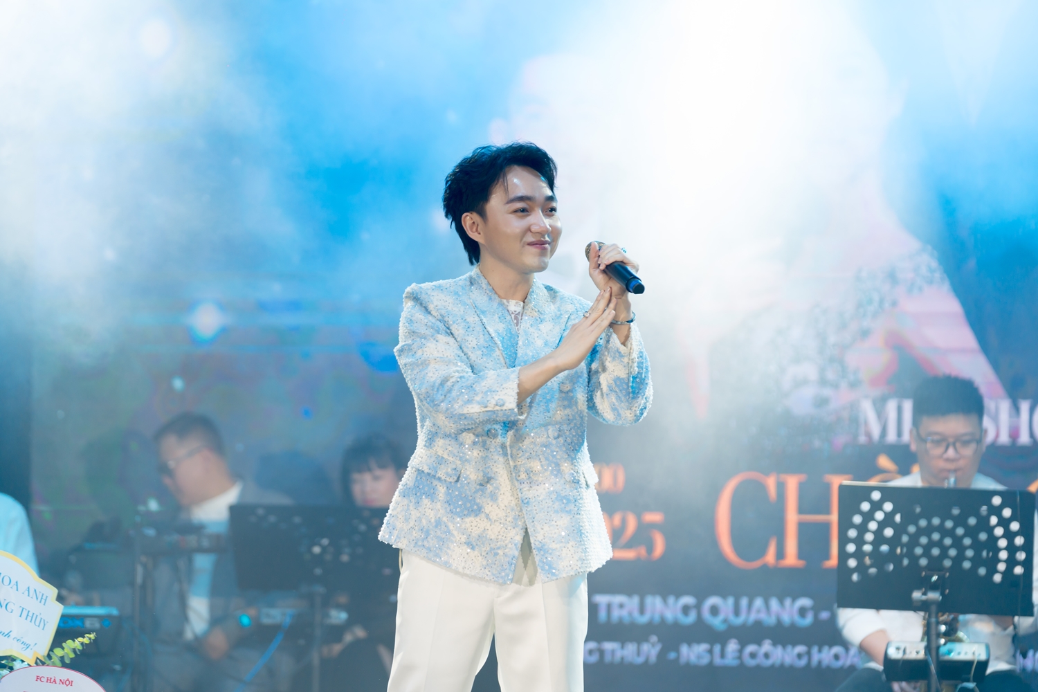 Trung Quang bùng nổ trong đêm nhạc riêng ở Hà Nội, xúc động vì chật kín khán giả - Ảnh 1. Trung Quang biểu diễn trên sân khấu