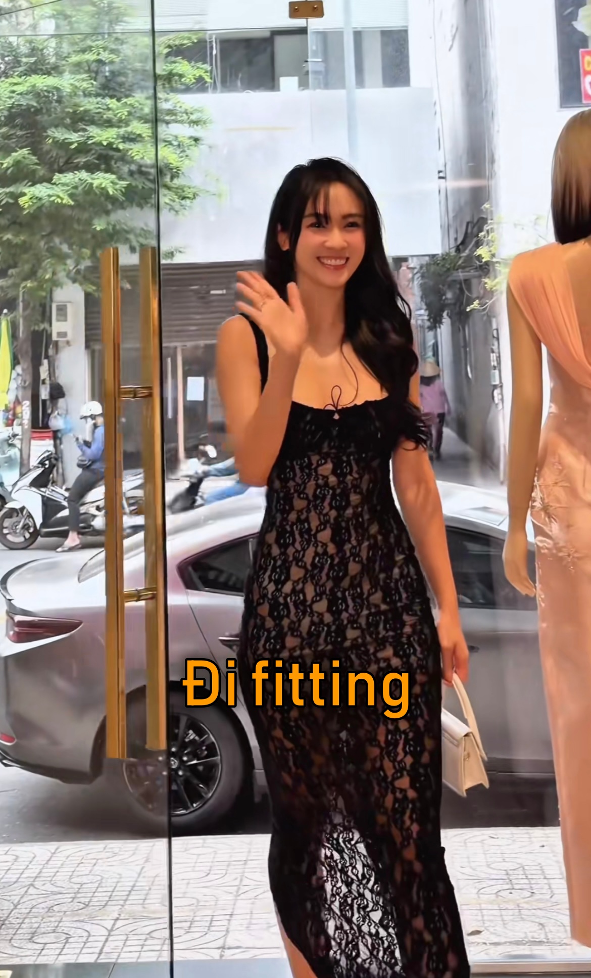 Vũ Thúy Quỳnh mặc chiếc váy đen xuyên thấu