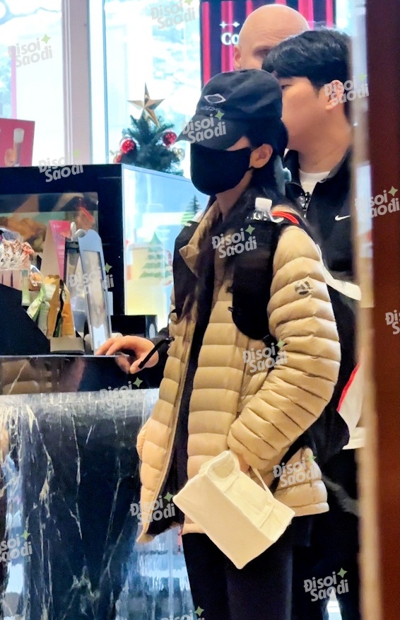 Suzy có vẻ buồn ngủ khi xếp hàng mua cafe