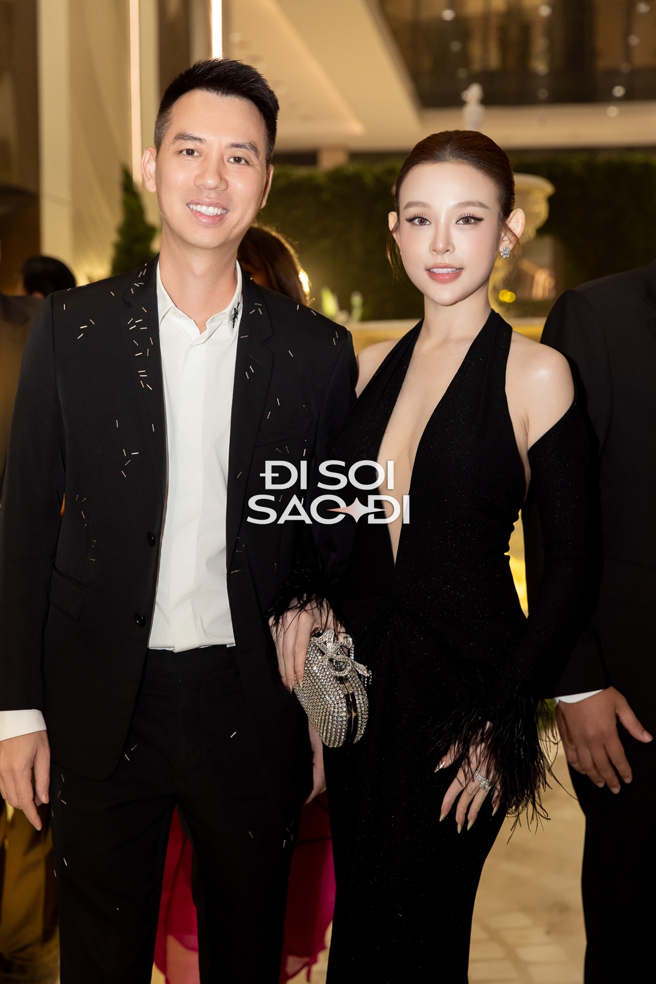 Huyền Baby được ông xã hộ tống Huyền Baby cùng chồng dự cưới