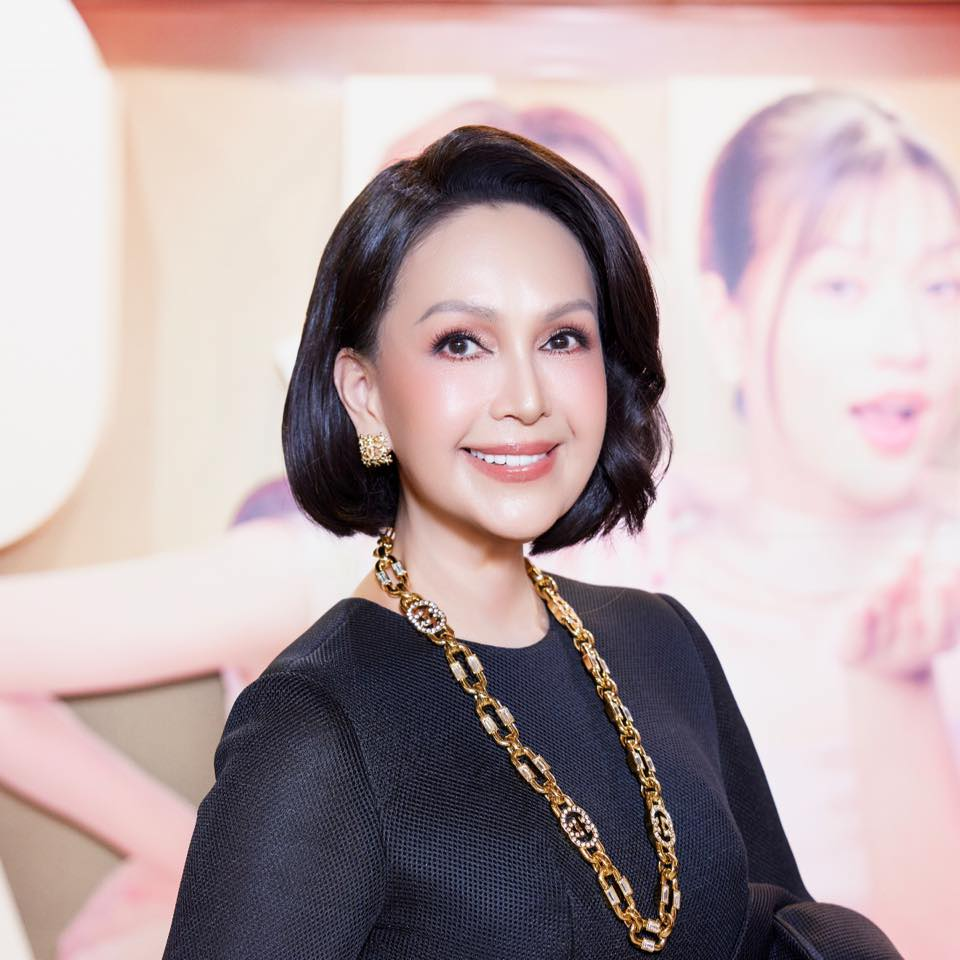 Bìa lịch có hình ảnh Diễm My